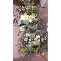 Centre de table composé de fleurs de saison, couleur au choix - Longueur 40 cm - Fleuriste Celles-sur-Belle (79)