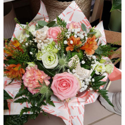 Bouquet rond classique composé de fleurs de saison. Fleuriste Celles-sur-Belle (79)