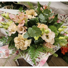 Bouquet rond classique composé de fleurs de saison. Fleuriste Celles-sur-Belle (79)