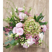 Bouquet rond élégant composé de fleurs de saison, couleurs au choix. Fleuriste Celles-sur-Belle (79)