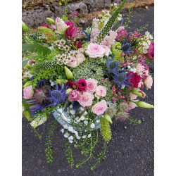 Bouquet rond raffiné composé de fleurs de saison. Fleuriste Celles-sur-Belle (79)
