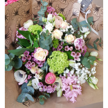 Bouquet à la tige classique. Composé de fleurs de saison - Fleuriste Celles-sur-Belle (79)