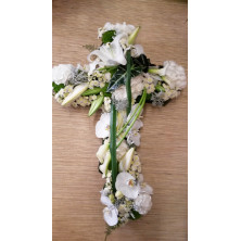 Croix de deuil composée de fleurs piquées dans la mousse humide - Couleur au choix - Fleuriste Celles-sur-Belle