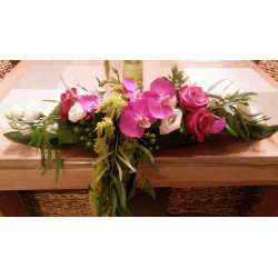 Centre de table composé de fleurs de saison, couleur au choix - Longueur 50 cm - Fleuriste Celles-sur-Belle (79)