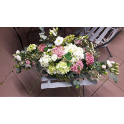 Composition de fleurs de saison centre de table 60 cm - Fleuriste Celles-sur-Belle (79)
