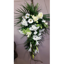 Bouquet triangulaire, allongé, posé à plat, la gerbe à main se décline en plusieurs couleurs - Fleuriste Celles-sur-Belle (79)