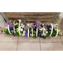 Composition allongée de deuil, raquette déclinée en plusieurs couleurs au choix - 100x40cm - Fleuriste Celles-sur-Belle (79)