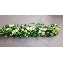 Composition allongée de deuil, raquette déclinée en plusieurs couleurs au choix - 100x40cm - Fleuriste Celles-sur-Belle (79)
