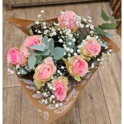 Bouquet de 7 roses rouge, rose, blanc, orange avec Gypsophile. Fleuriste Celles-sur-Belle (79)